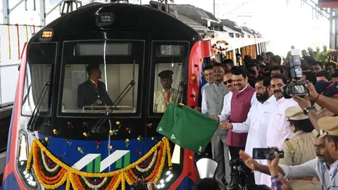 Devendra Fadnavis Reviews Mumbai Metro Expansion Projects