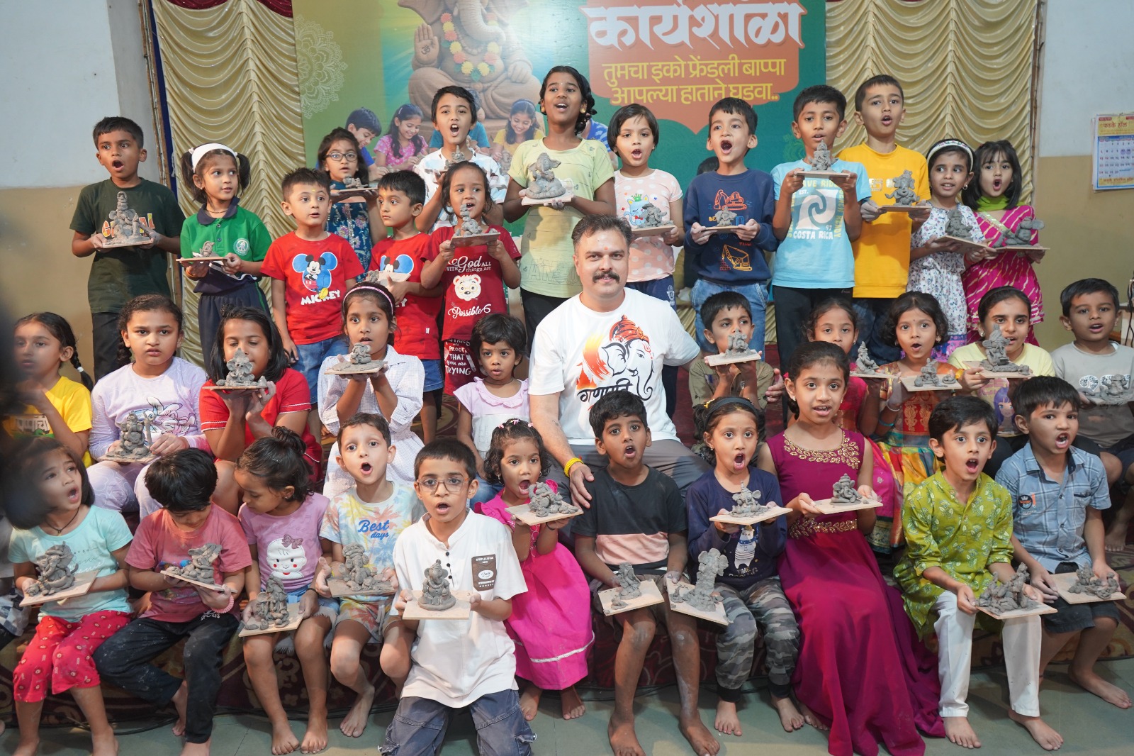 गणेशमूर्ती कार्यशाळेत विद्यार्थ्यांनी साकारल्या ३०० पर्यावरणपूरक गणेशमूर्ती